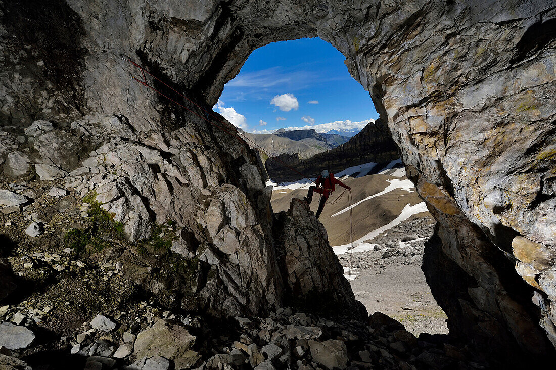 Ein Wissenschaftler bereitet sich darauf vor, in den Eingang der Leclanche-Höhle im Sanetsch-Gebiet in der Schweiz zu steigen.