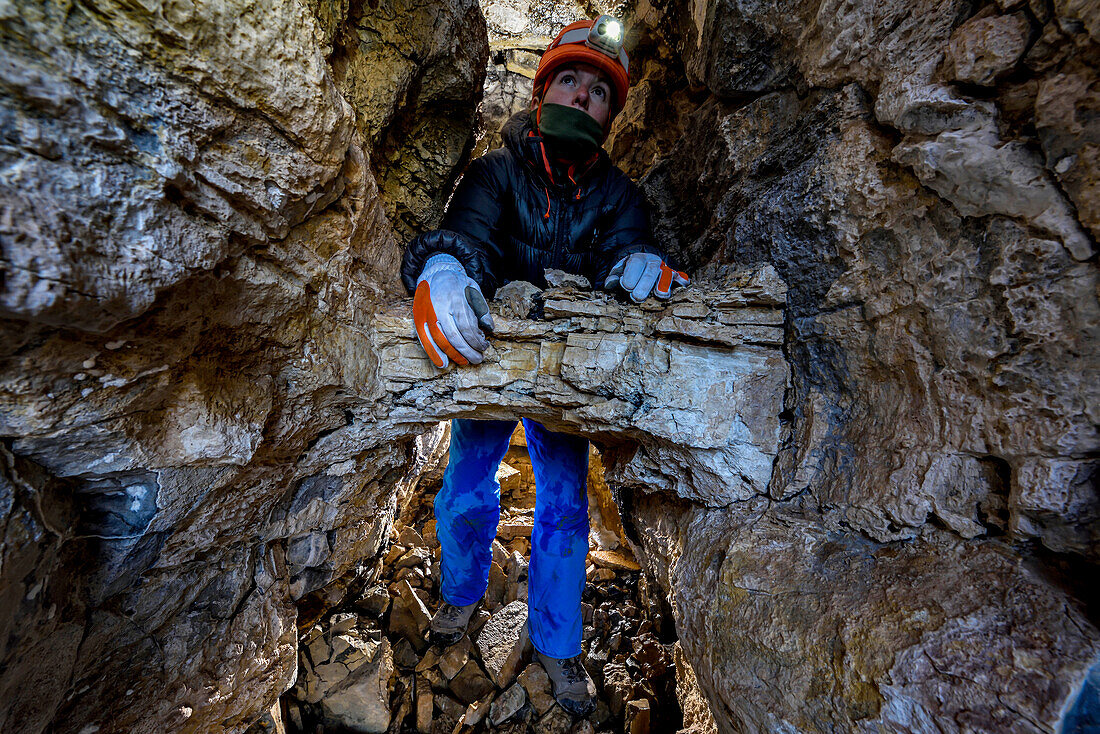 Wissenschaftlich bekannt als GD17 oder "Brückenhöhle", fand ein Expeditionsmitglied bei unserer Rückkehr zum Camp weitere Proben an der Hinterwand, die teilweise mit Eis bedeckt war.