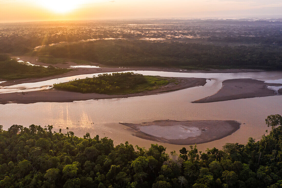 Luftaufnahme der Flüsse und bewaldeten Landschaft des Tambopata-Reservats im Amazonasbecken im Südosten Perus in der Dämmerung; Puerto Maldonado, Madre de Dios, Peru