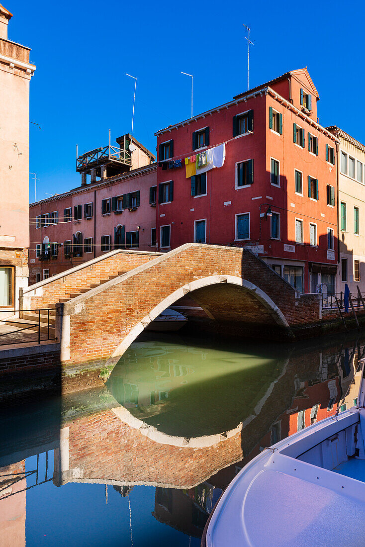 Fondamenta S. Gioacchin überquert den Rio de S. Ana im Stadtteil Castello; Venedig, Italien
