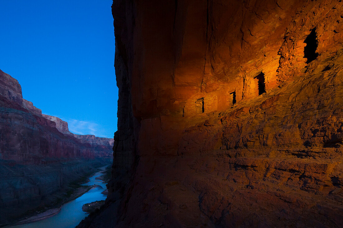 In die Canyon-Wände gemeißelte Granitsteine der Pueblo-Indianer der Vorfahren.
