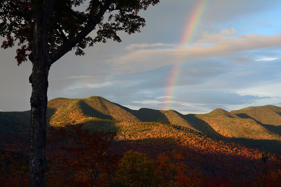 Ein Regenbogen am Himmel in der Morgendämmerung vom Hancock Overlook am Kancamagus Highway aus gesehen; New Hampshire, USA.