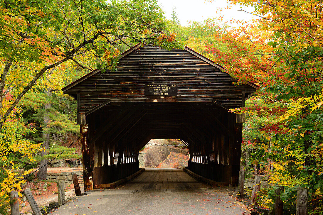 Herbstlicher Blick auf die 1858 erbaute überdachte Brücke von Albany, New Hampshire; Albany Covered Bridge, White Mountain National Forest, New Hampshire