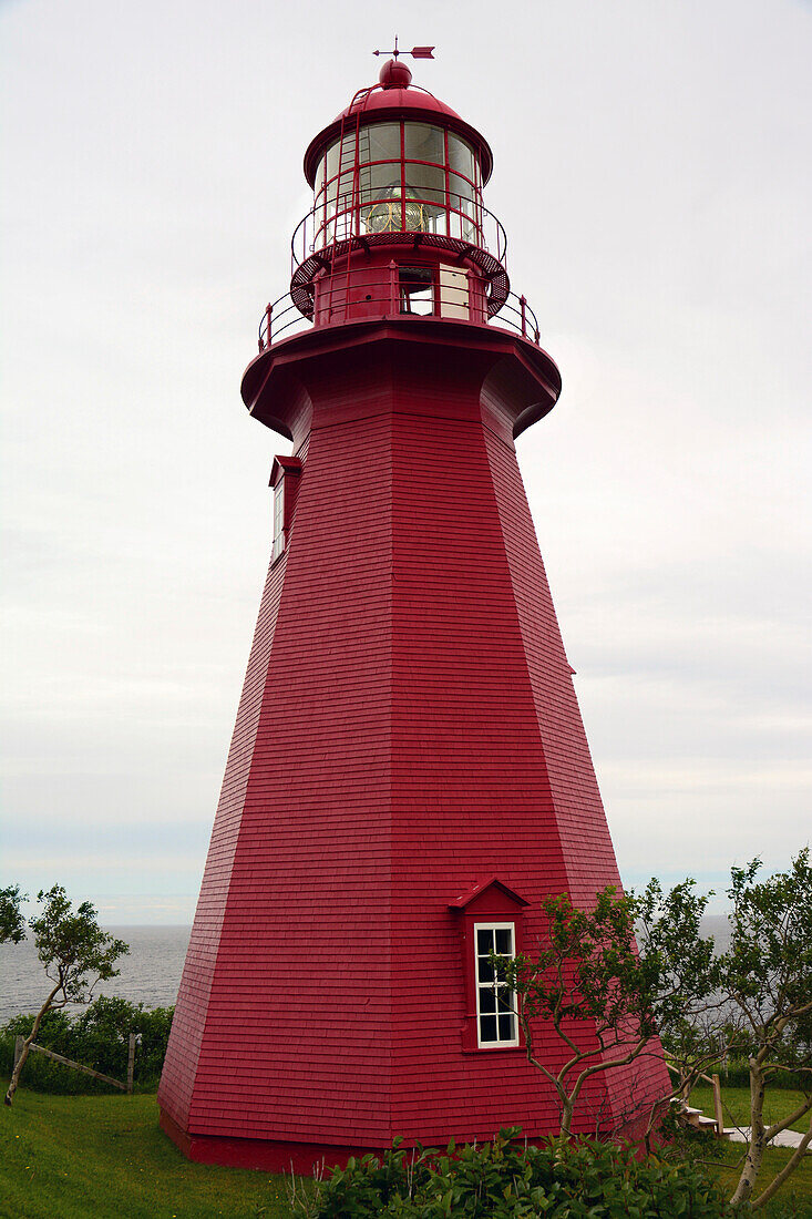 Der rote Leuchtturm von La Martre am Sankt-Lorenz-Golf; Quebec, Kanada.