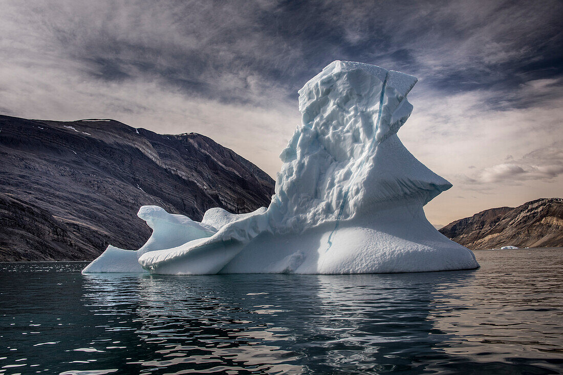 Eisberg schwimmt im Kong Oscar Fjord von Grönland; Grönland