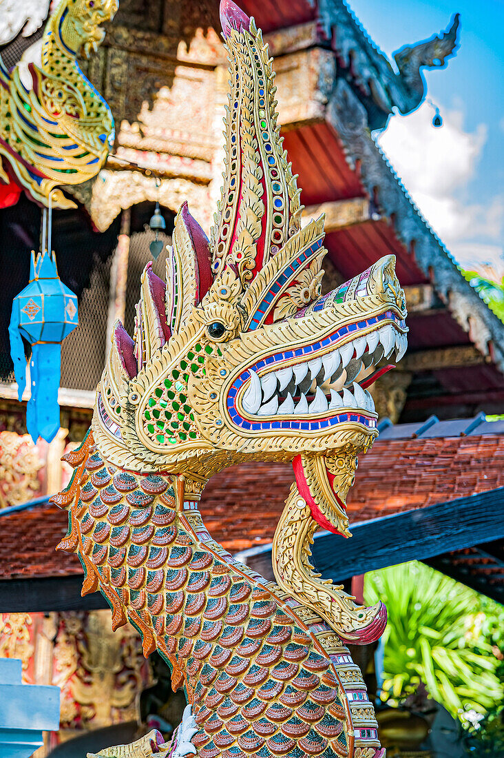 Naga-Skulptur in einem Tempel; Chiang Mai, Thailand