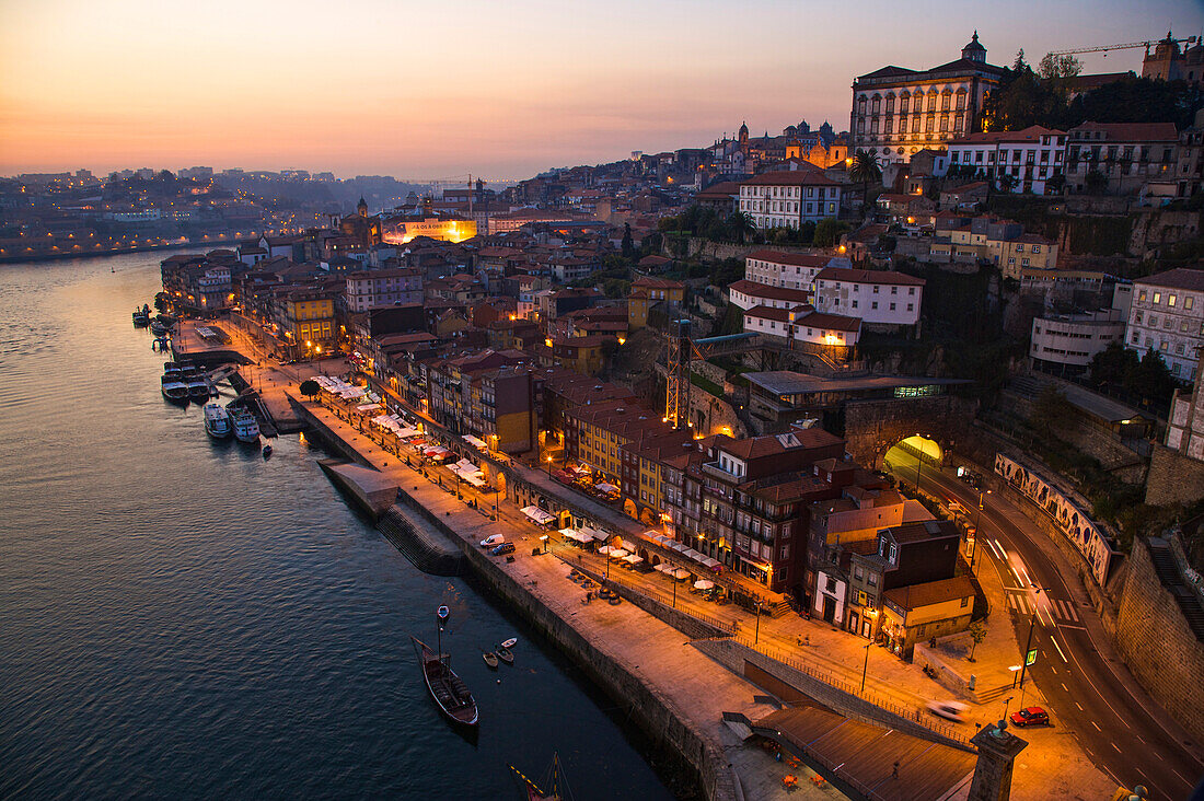 Hafen von Porto in der Abenddämmerung; Porto, Portugal