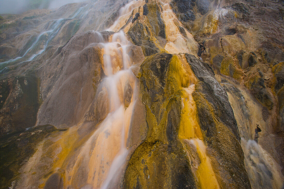 Heißes Wasser aus Geysiren ergießt sich über Felsen im Tal der Geysire, Kronotsky Naturreservat, Russland; Kronotsky Zapovednik, Kamtschatka, Russland