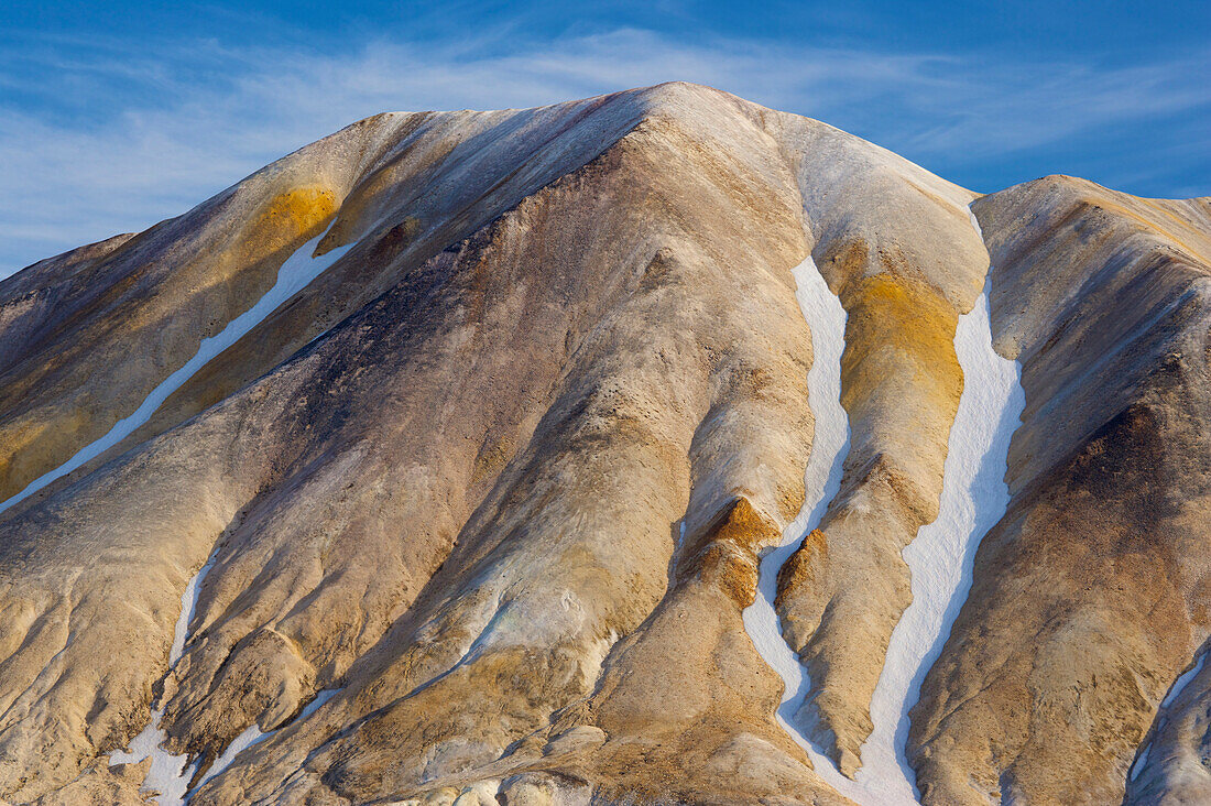 Schnee auf einer Klippe im Tal des Todes, Kronotsky Naturreservat, Russland; Kronotsky Zapovednik, Kamtschatka, Russland