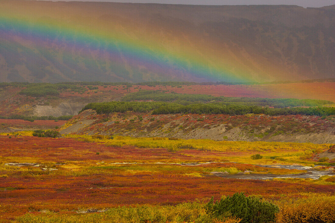 Regenbogentropfen über der farbenprächtigen Tundra in der Uzon Caldera des Krontosky Naturreservats, Russland; Kronotsky Zapovednik, Kamtschatka, Russland