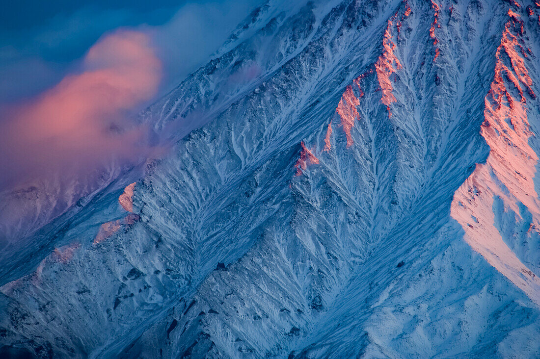 Schneebedeckter Kronotsky-Vulkan, Russland; Kronotsky Zapovednik, Kamtschatka, Russland