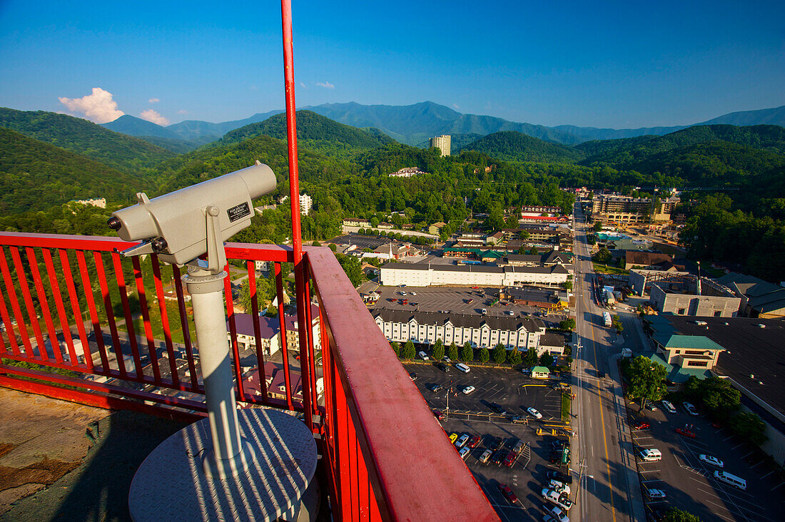 Gatlinburg und Great Smoky Mountains National Park von einer Aussichtsplattform; Gatlinburg, Tennessee, Vereinigte Staaten von Amerika