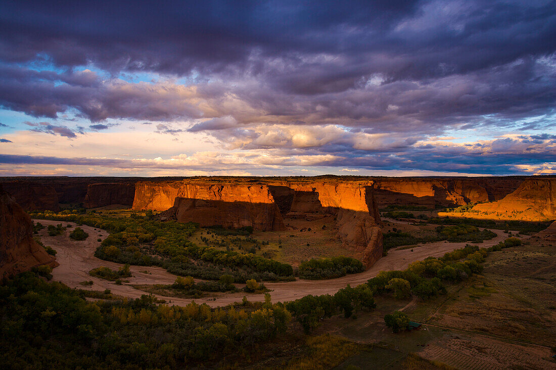 Canyon de Chelly und Fluss vom Tsegi Overlook, Canyon de Chelly National Monument, Arizona, USA; Arizona, Vereinigte Staaten von Amerika