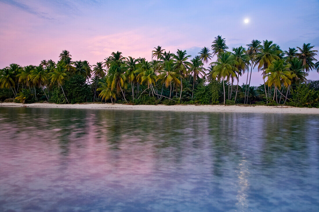 Mondaufgang über dem Pigeon Point Heritage Park auf der Insel Tobago; Tobago, Republik Trinidad und Tobago