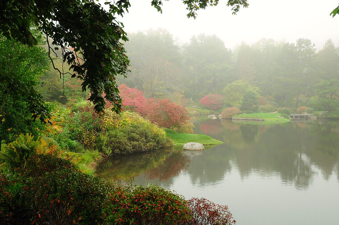 Landschaftlicher Blick auf einen japanischen Garten im Herbst; Asticou Azalea Gardens, Northeast Harbor, Mount Desert Island, Maine.