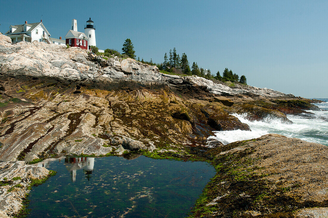 Der Pemaquid-Leuchtturm und seine Spiegelung in einem Gezeitentümpel an der Küste; Pemaquid Point, Maine.
