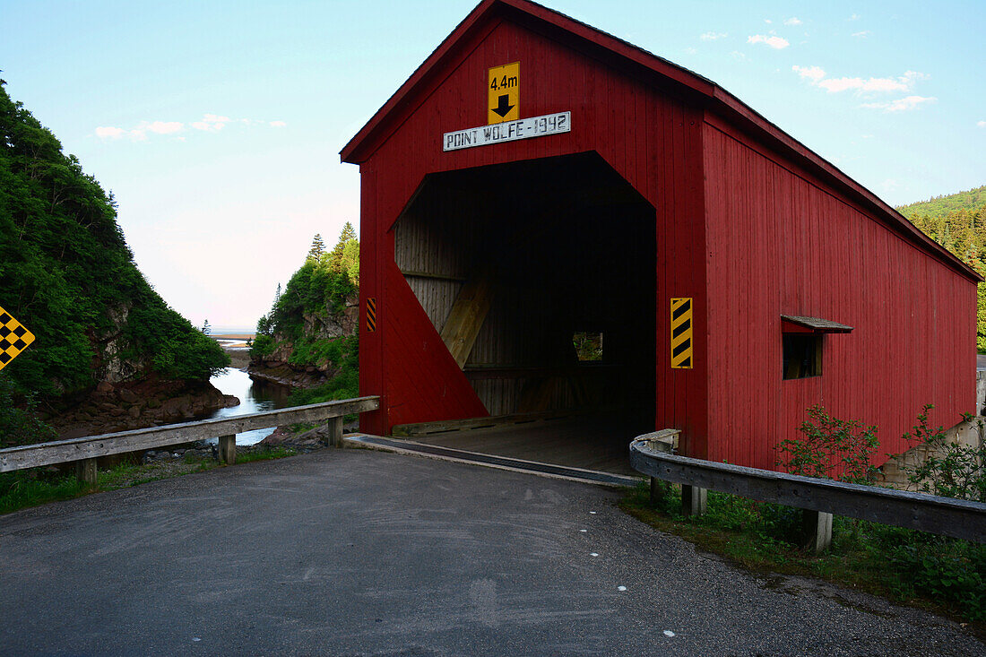 Die überdachte Brücke von Point Wolfe und die Schlucht des Wolfe River, die in die Bay of Fundy führt; Fundy National Park, New Brunswick, Kanada.