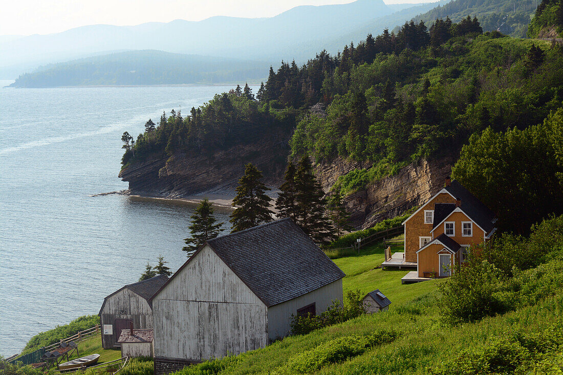 Landschaftlicher Blick auf die Gaspe-Küste im Forillon-Nationalpark; Cap-Aux-Os, Forillon-Nationalpark, Halbinsel Gaspe, Québec, Kanada.