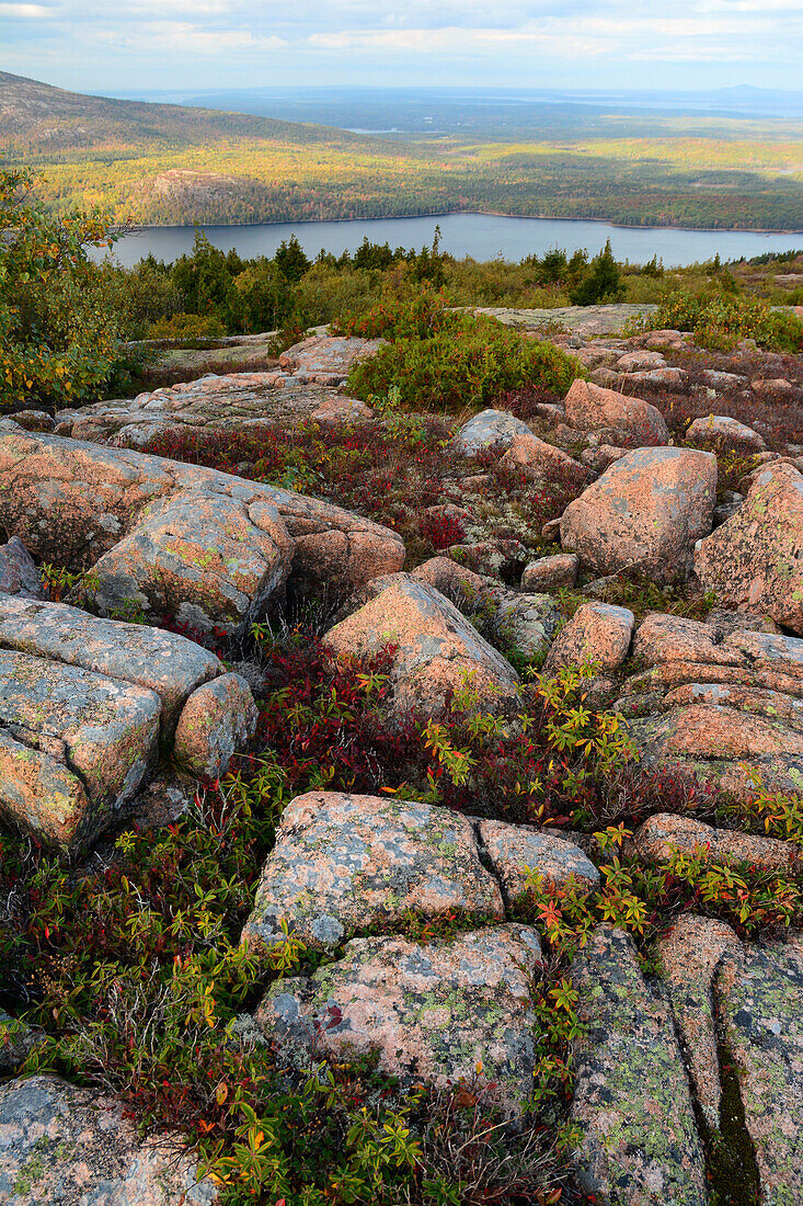 Frühmorgendlicher Blick auf den Cadillac Mountain und den Eagle Lake; Cadillac Mountain, Acadia National Park, Mount Desert Island, Maine.