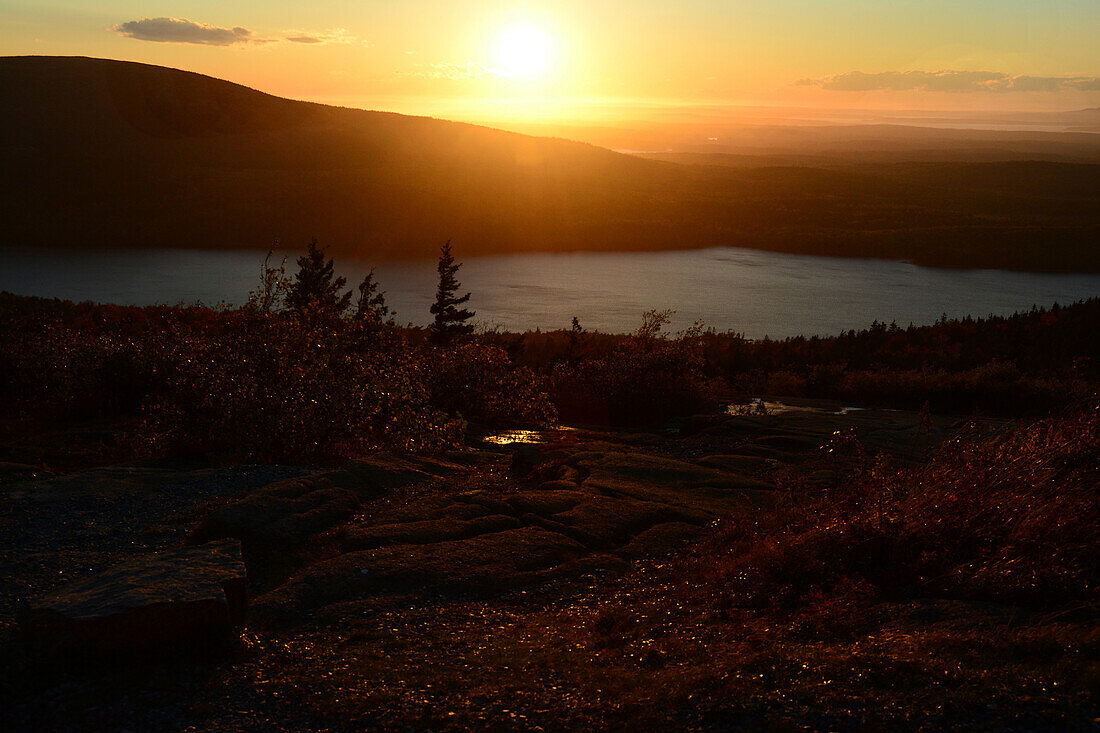 Blick auf den Eagle Lake vom Cadillac Mountain bei Sonnenuntergang; Cadillac Mountain, Acadia National Park, Mount Desert Island, Maine.