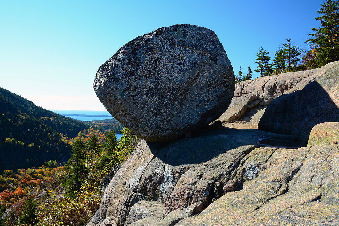 Ein Gletscherblock, der anmutig auf einem felsigen Abhang balanciert; South Bubble Mountain, Acadia National Park, Mount Desert Island, Maine.