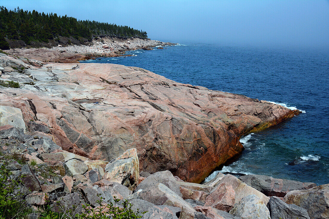 Landschaftlicher Blick auf freiliegendes Grundgestein. Das Gestein besteht aus 375 Millionen Jahre alten Gneisen und Granit; Green Cove, Cape Breton Highlands National Park, Cape Breton, Nova Scotia, Kanada.