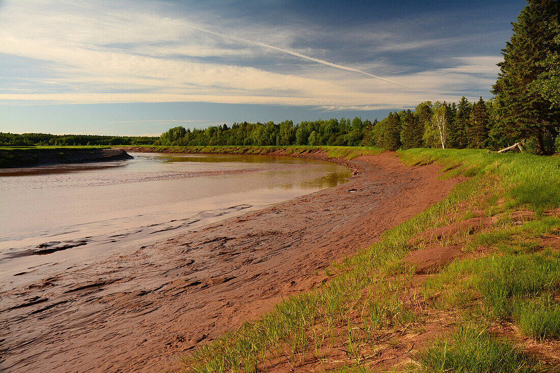 Die Macan Gezeitenbohrung bei Ebbe. Der Macan River kehrt seine Richtung um, wenn die Flut der Bay of Fundy in die Flüsse an seinen Enden strömt; Macan River, Nova Scotia, Kanada.