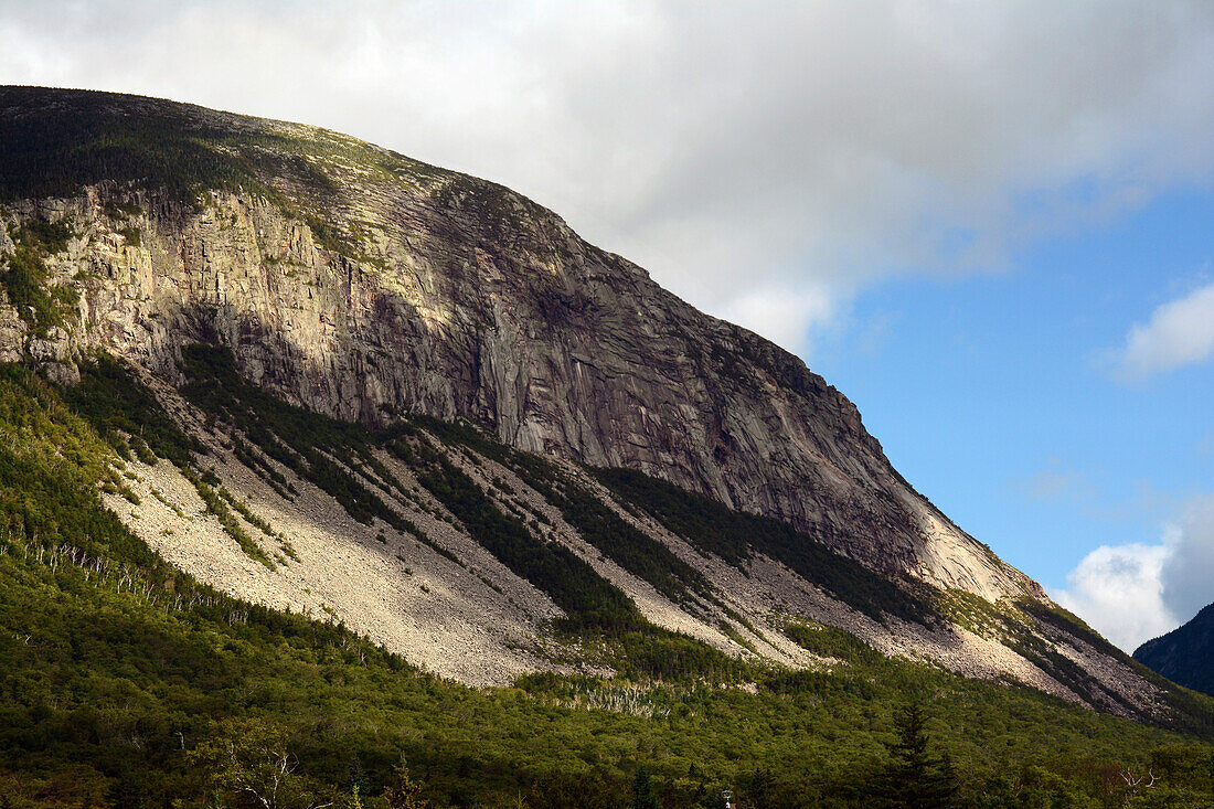 Blick auf die Franconia Notch, einen Bergpass in den White Mountains; Franconia Notch, New Hampshire, USA.