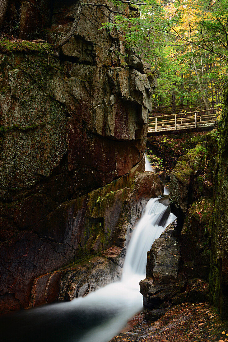 Der untere Teil der Sabbaday Falls und seine felsige Umgebung; Conway, New Hampshire, USA.