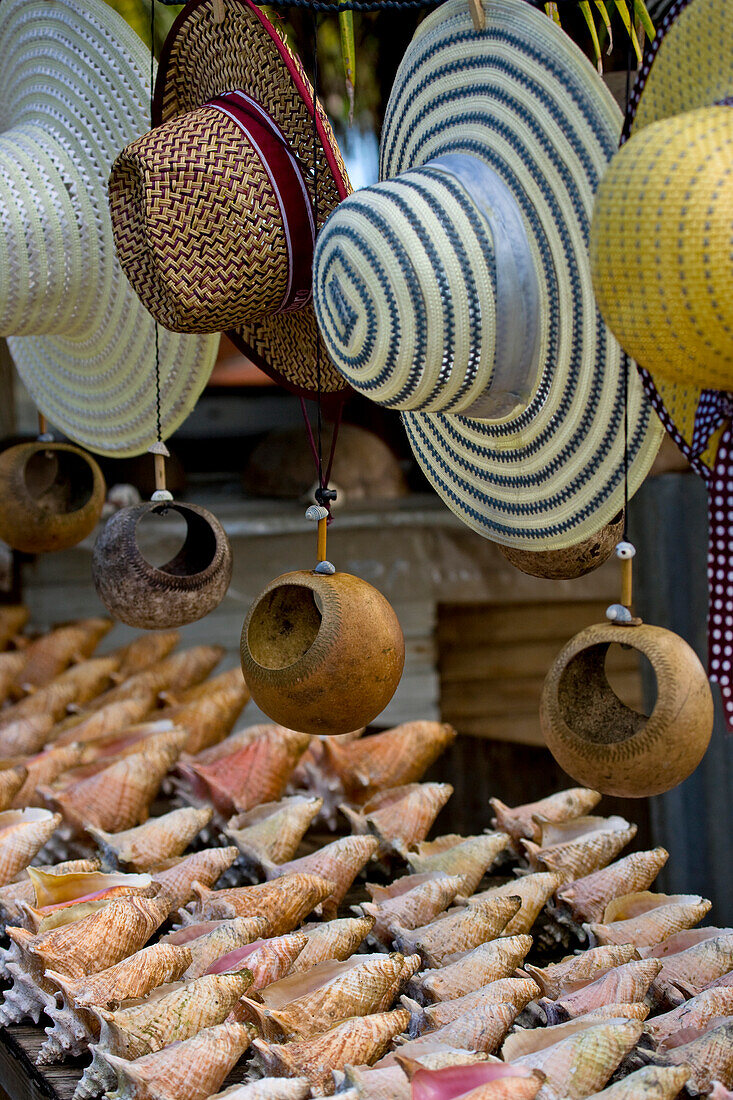 Sonnenhüte und Muschelschalen zum Verkauf in Tobago; Milford Bay, Tobago, Republik Trinidad und Tobago