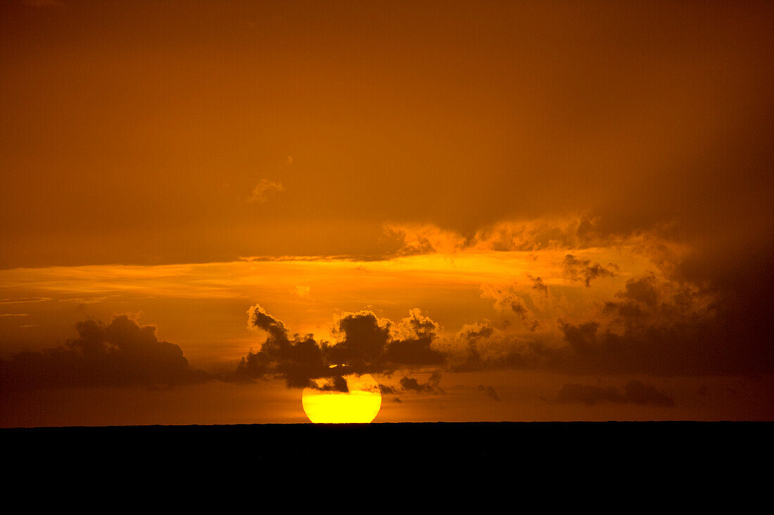 Strahlend goldener Sonnenuntergang über dem Karibischen Meer, Tobago; Pigeon Point, Tobago, Republik Trinidad und Tobago