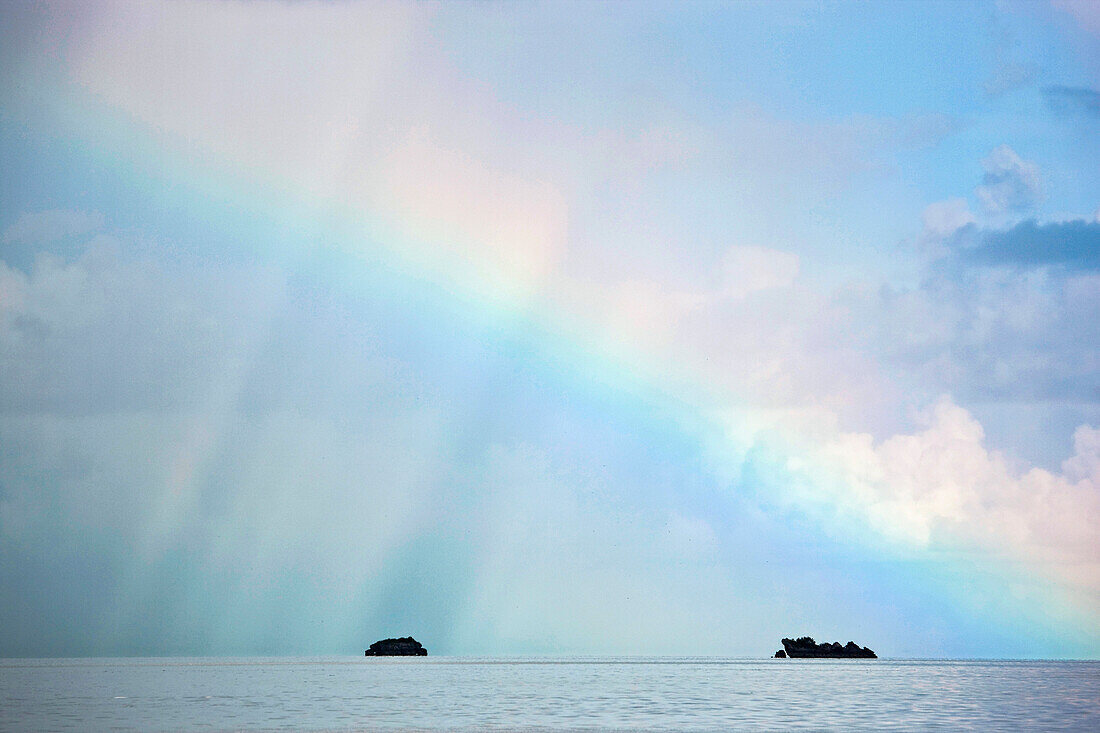 Regenbogen über einer kleinen Insel; Seychellen