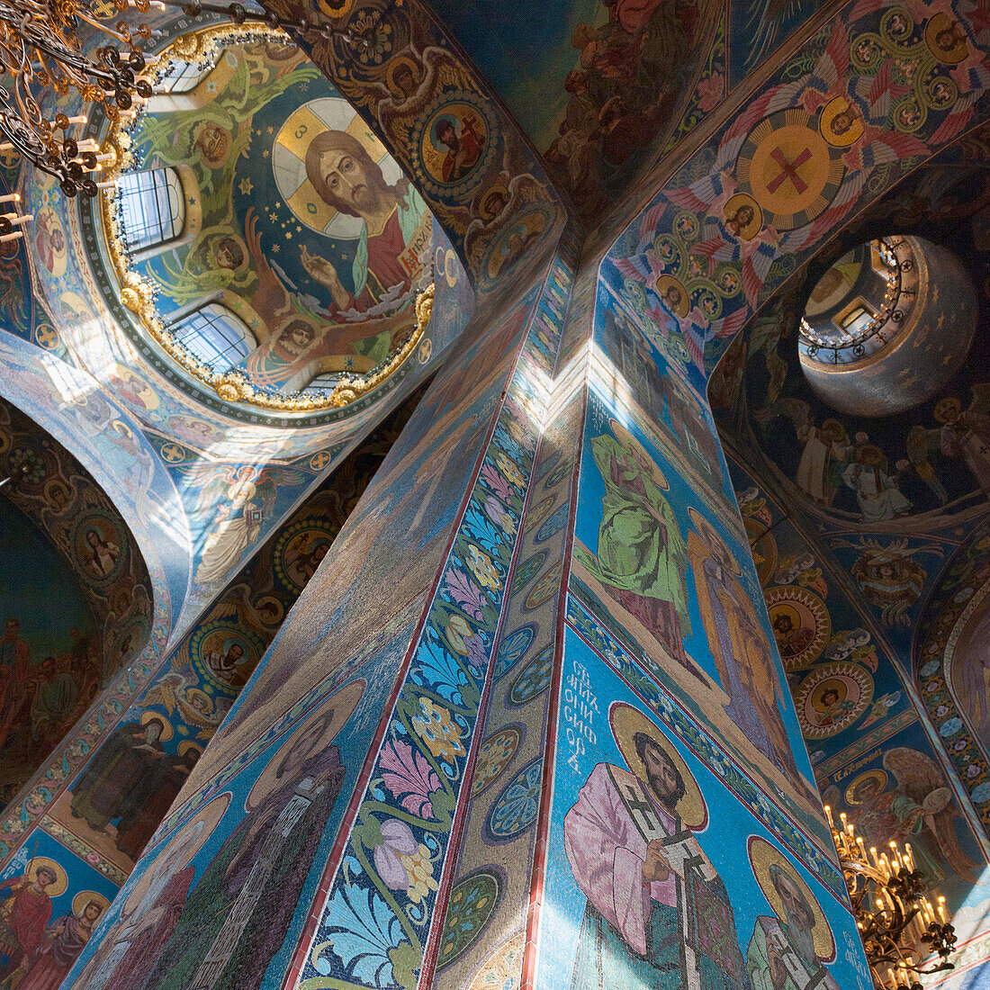 Mosaik von religiösen Figuren und Symbolen in der Kirche des Erlösers auf vergossenem Blut; St. Petersburg Russland