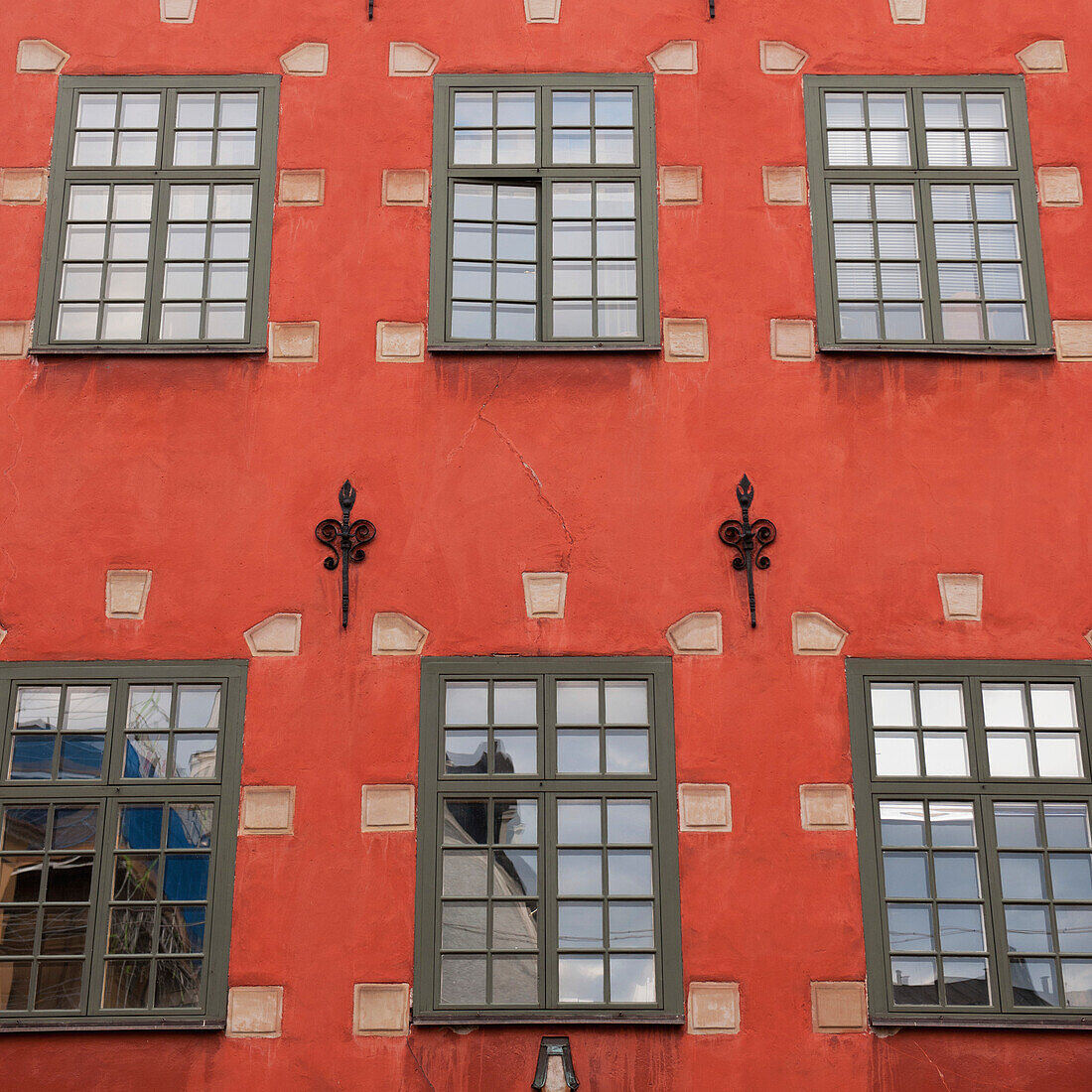 Ein rot gestrichenes Gebäude mit einem Muster aus Quadraten auf einer Fassade; Stockholm Schweden