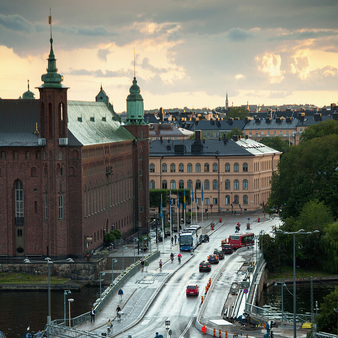 Eine belebte Straße, die über den Fluss führt; Stockholm Schweden