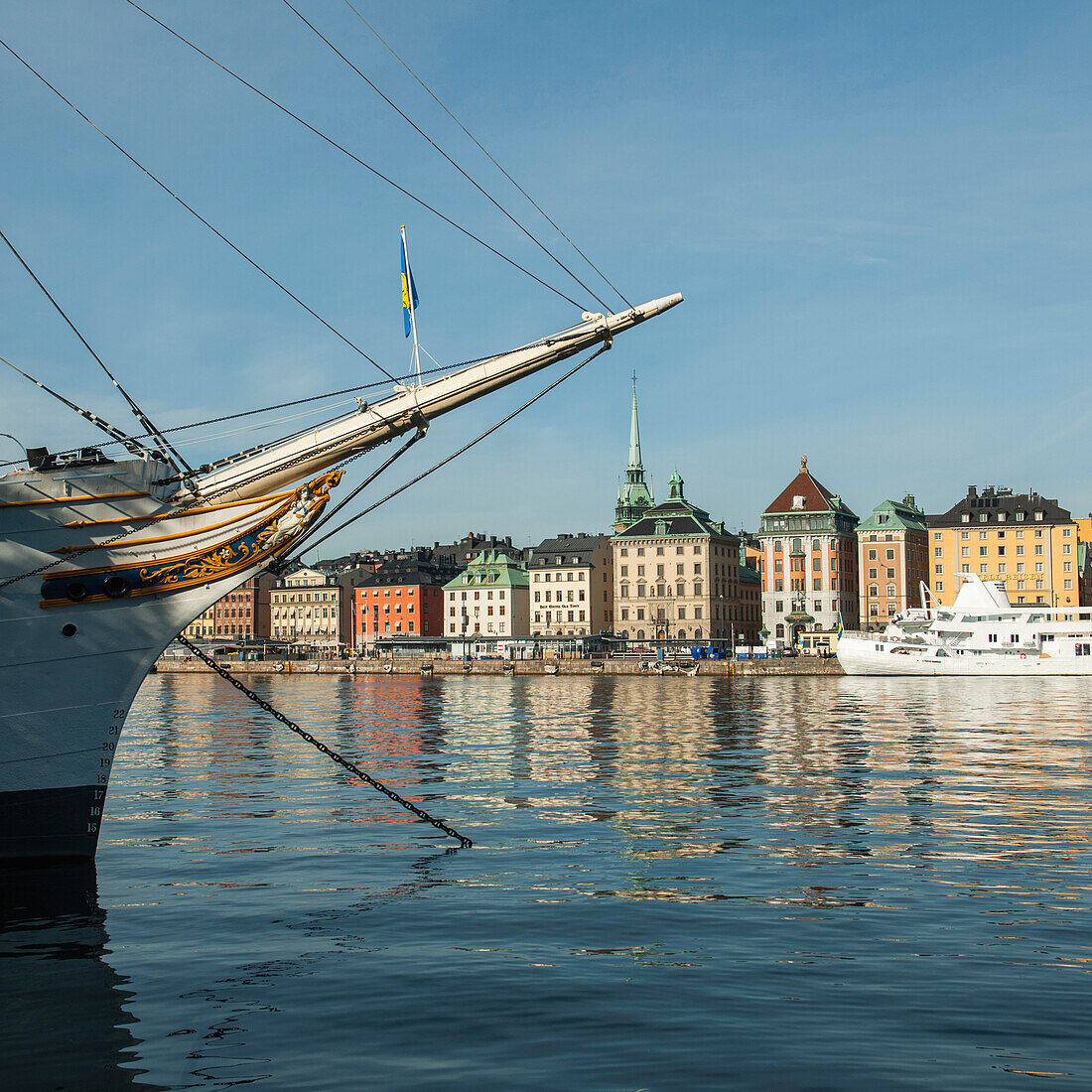 Boote im Wasser und Gebäude entlang des Ufers; Stockholm Schweden
