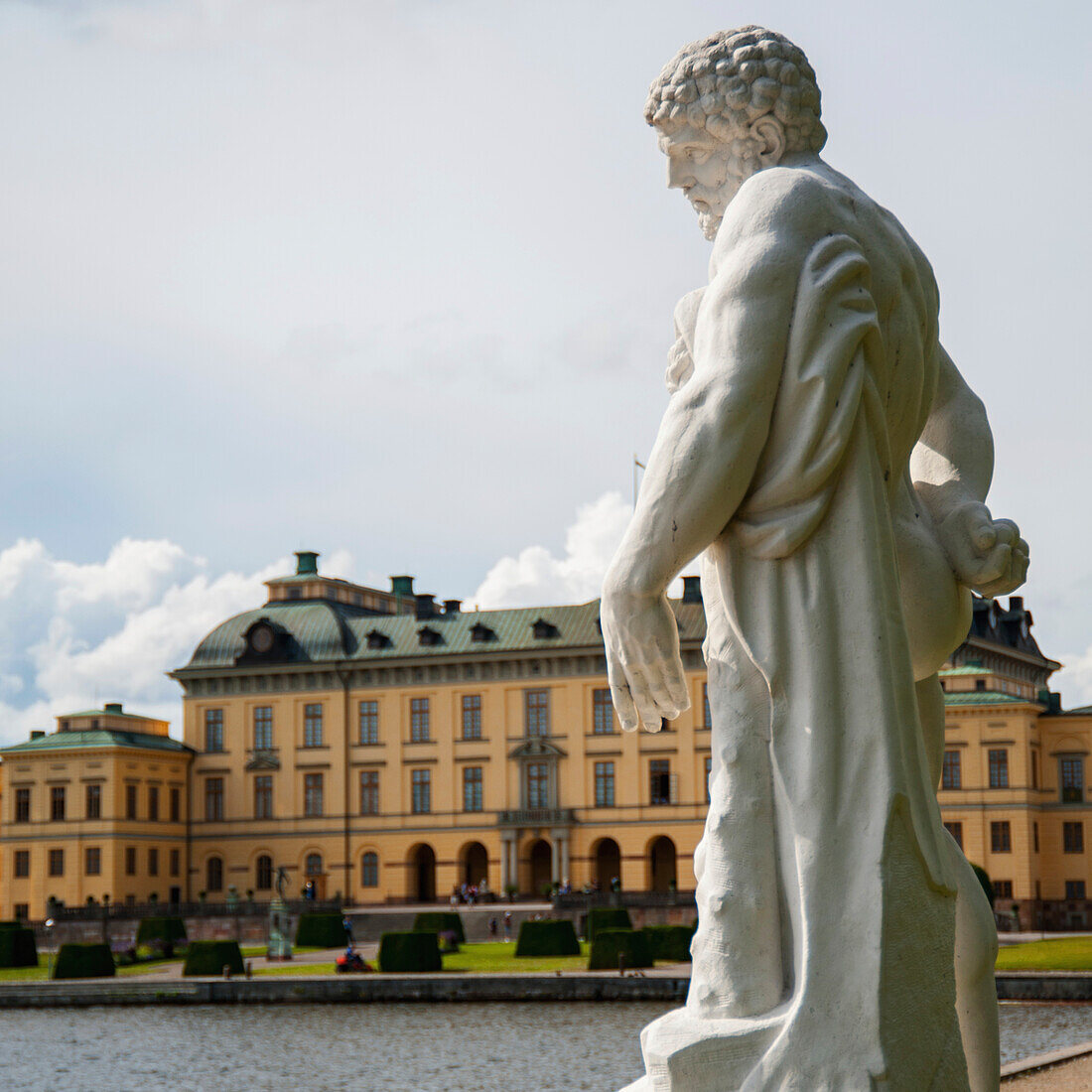 Statue einer männlichen Figur und Schloss Drottningholm; Stockholm Schweden