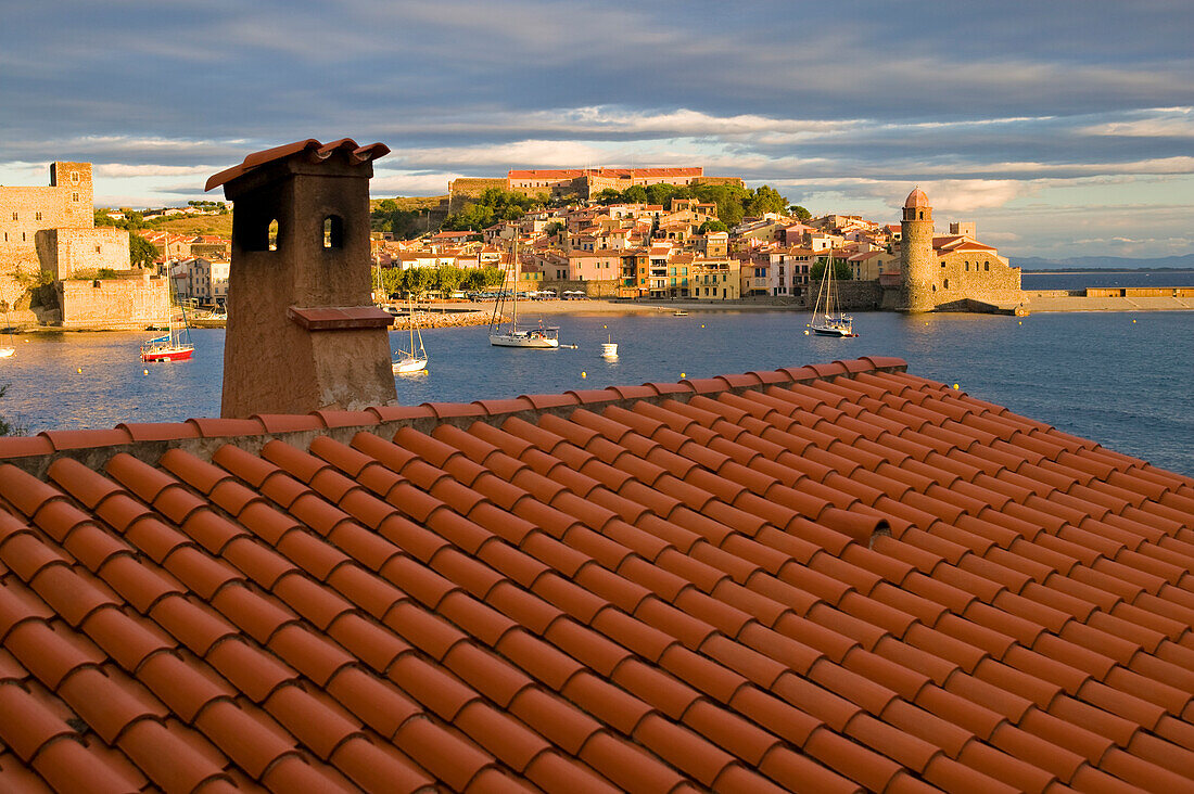 Ziegeldach und Hafen von Collioure; Collioure, Pyrenees Orientales, Frankreich