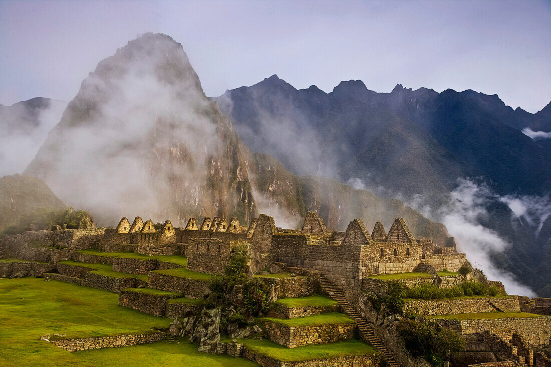 Wolkenverhangener Machu Picchu; Machu Picchu, Peru