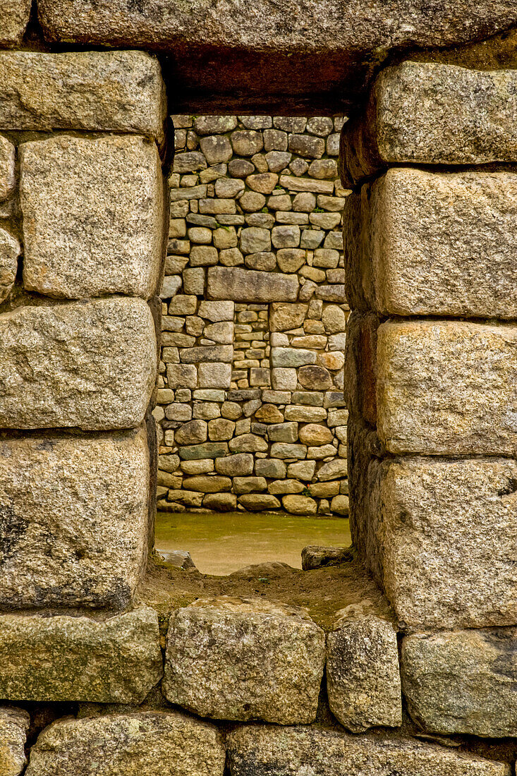 Mauern und Fenster auf Machu Picchu; Machu Picchu, Peru