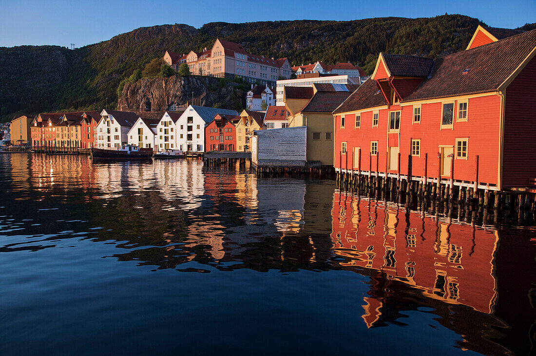 Gebäude entlang der Uferpromenade von Bergen; Bergen, Norwegen