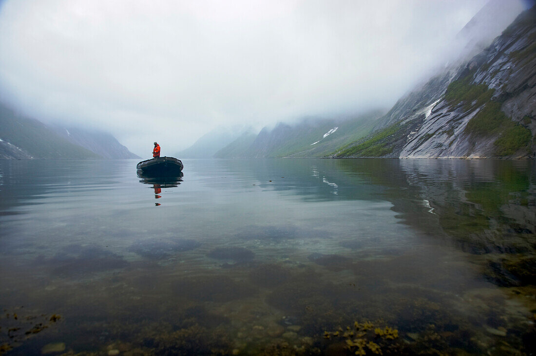 Mann in einem Boot auf dem Nordfjord, nahe Melfjord, Norwegen; Norwegen