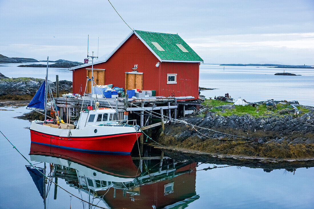 Fischerboot entlang eines Docks in Lovund; Lovund Island, Norwegen