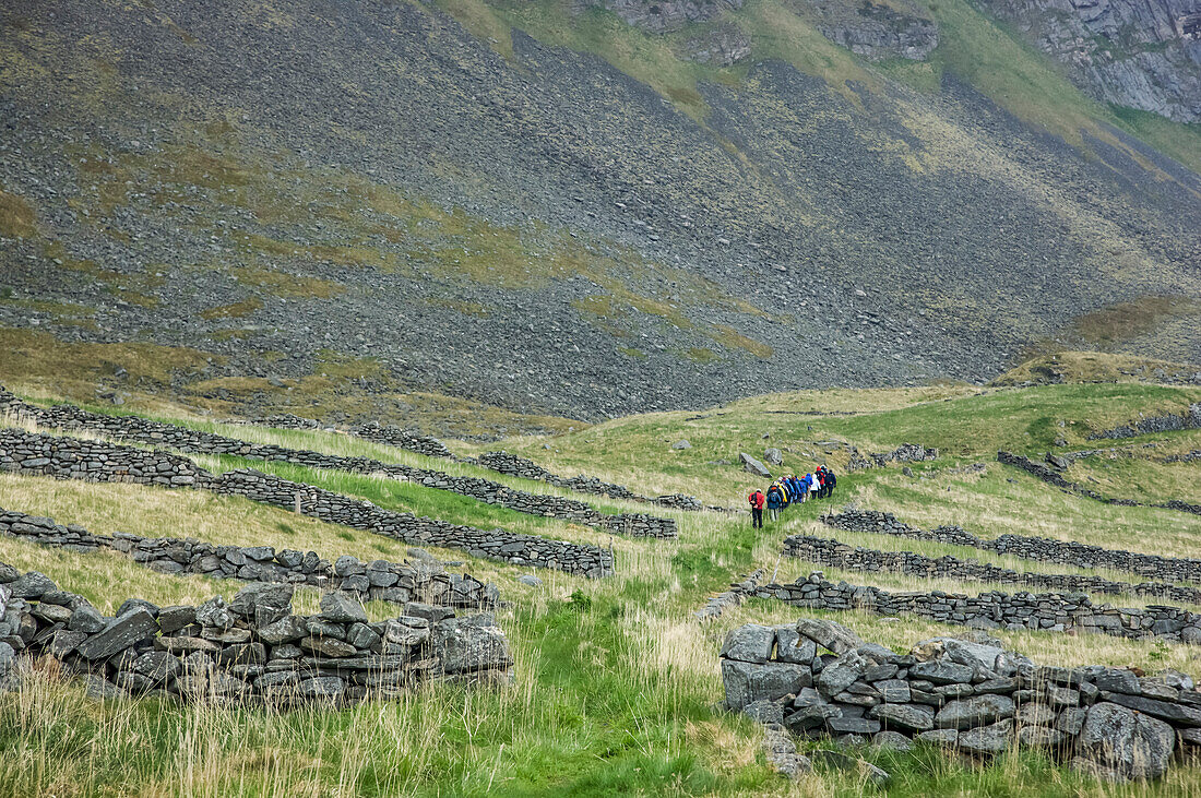 Ökotouristen in der Nähe des Dorfes Vaeroya, Lofoten Inseln, Norwegen; Vaeroya, Lofoten Inseln, Norwegen