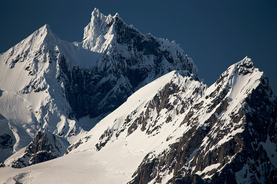 Schneebedeckte Berge mit schroffen Gipfeln; Storfjorden, Norwegen