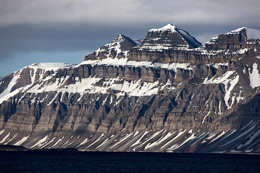 Berge über dem Tempelfjorden; Spitzbergen, Svalbard Archipelago, Norwegen