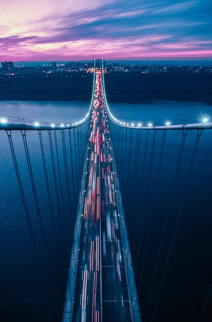 George Washington Bridge über den Hudson River in der Dämmerung; New Jersey, Vereinigte Staaten von Amerika