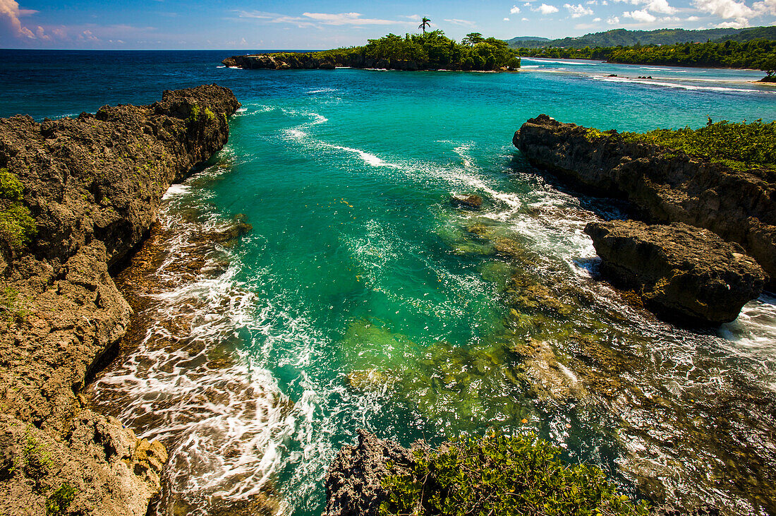 Blick auf blaugrünes karibisches Wasser beim Folly Lighthouse, Jamaika; Port Antonio, Jamaika