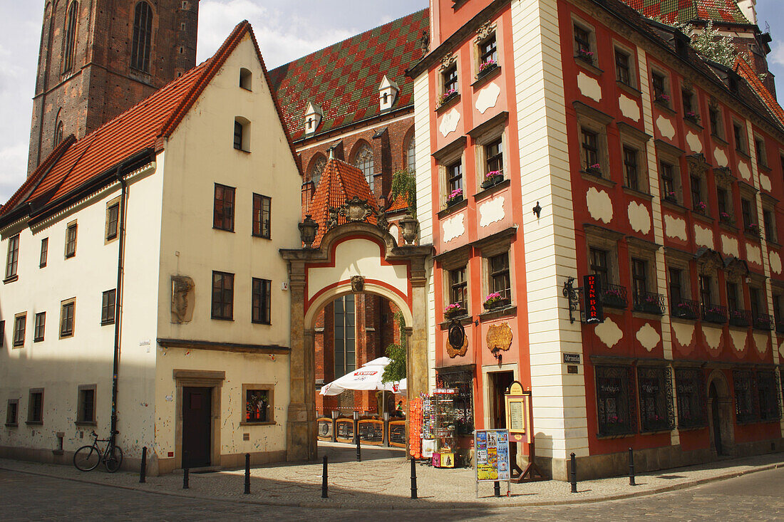 Torbogen zwischen zwei Häusern zur St. Elisabeth-Kirche am Rynek-Platz; Breslau Polen