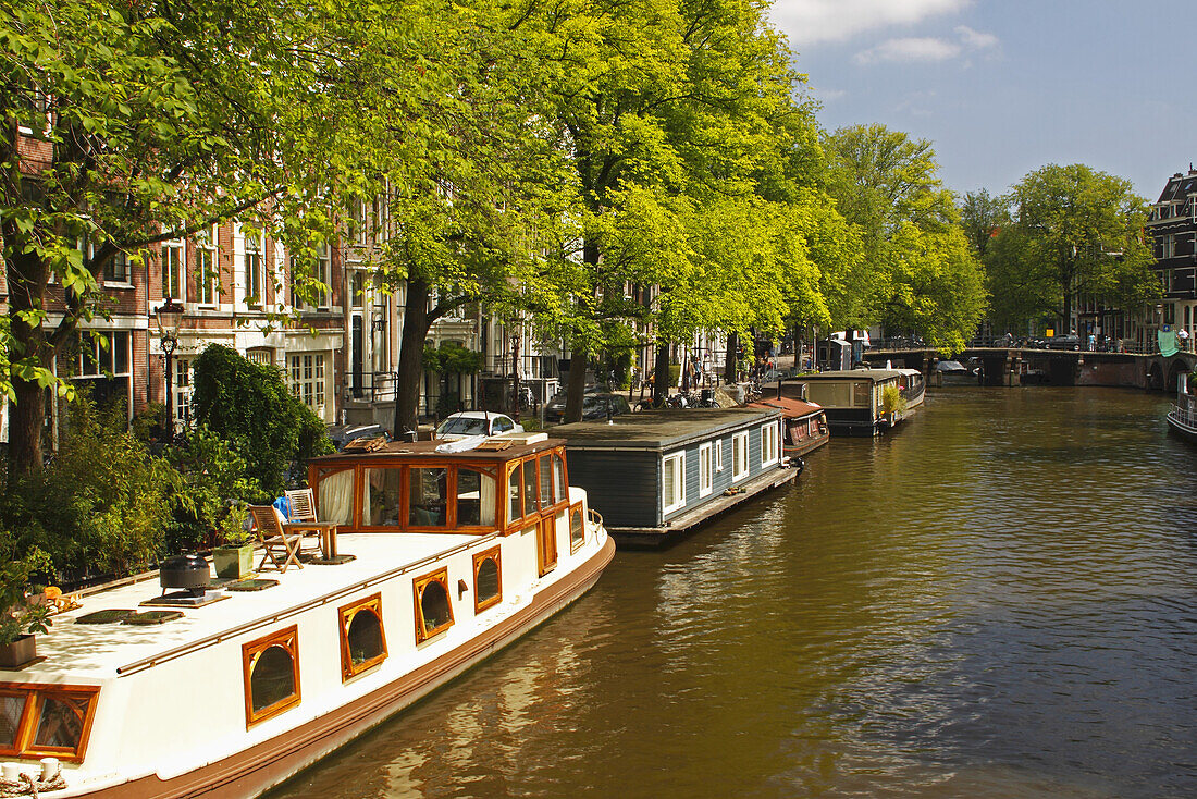 Hausboote auf der Brouwersgracht; Amsterdam Niederlande